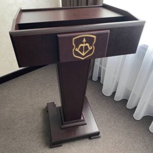 Трибуна для выступлений с гербом 650х550х1180